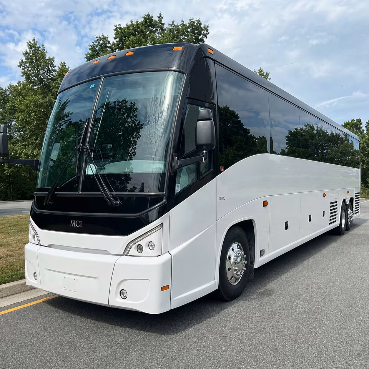 multi day charter bus rentals for nashville group trips that go the distance